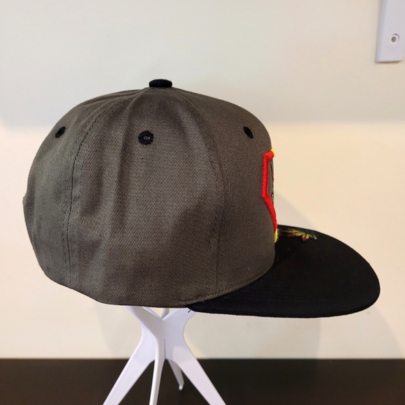 Embroidered Multicolor Superman Symbol Weed Patch Gray and Black Snapback - Picture 2 of 4